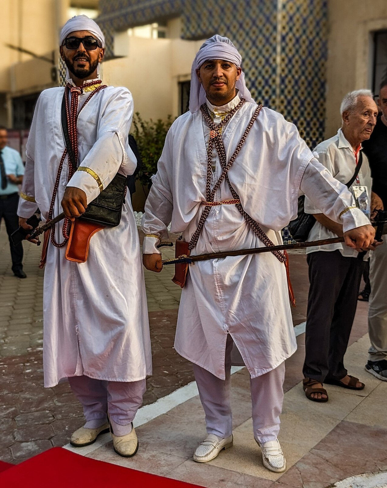Danseurs en tenue traditionnelle d’allaoui.
