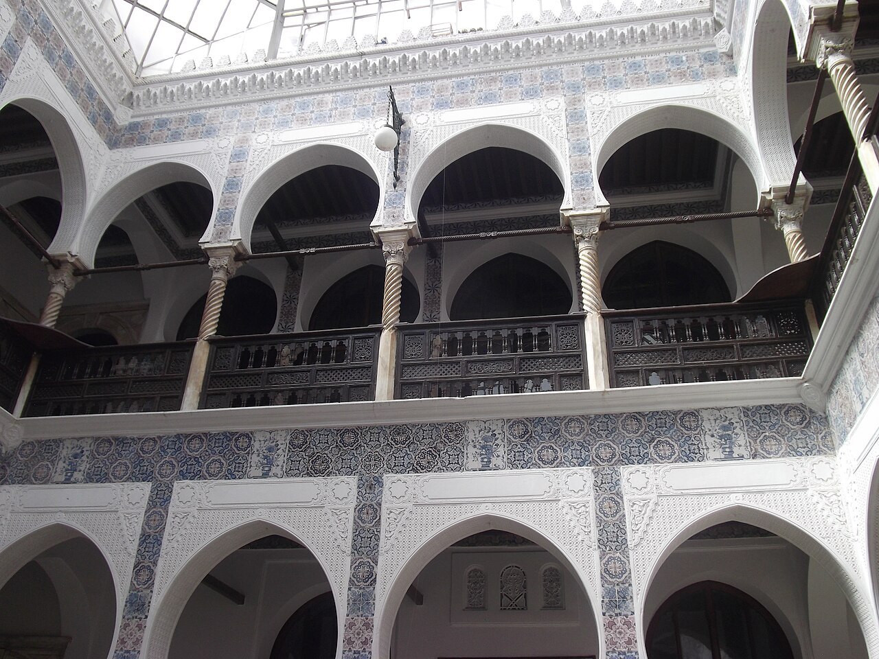 Galerie et balustrade à l’intérieur du palais Hassan Pacha, à Alger.