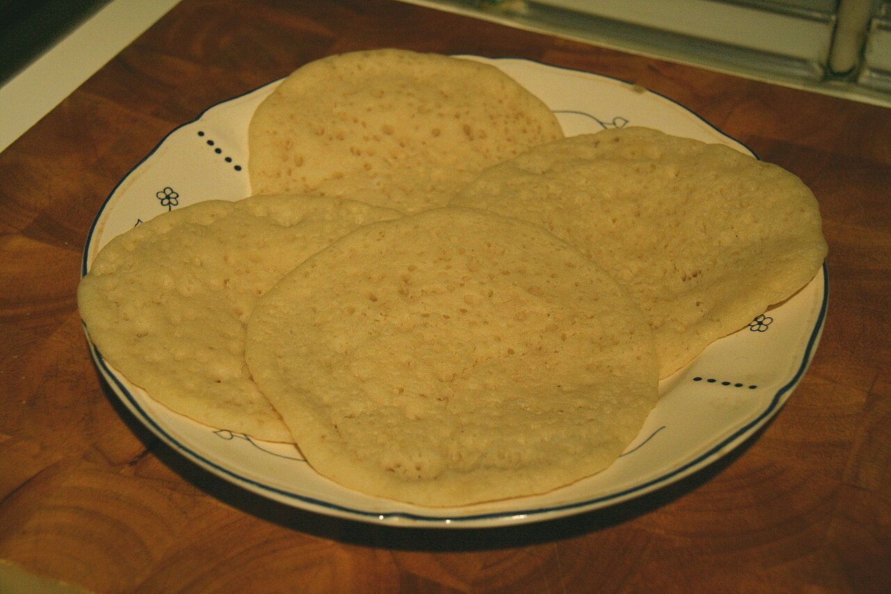 Baghrir maison, crêpes à la surface trouée.