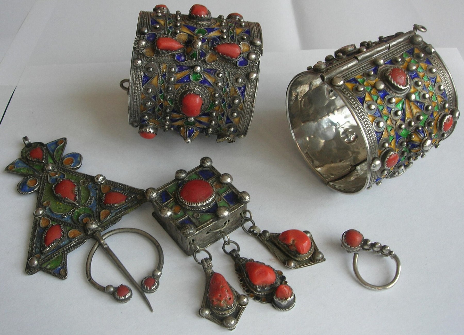 Parures d’argent et d’émail de Kabylie.