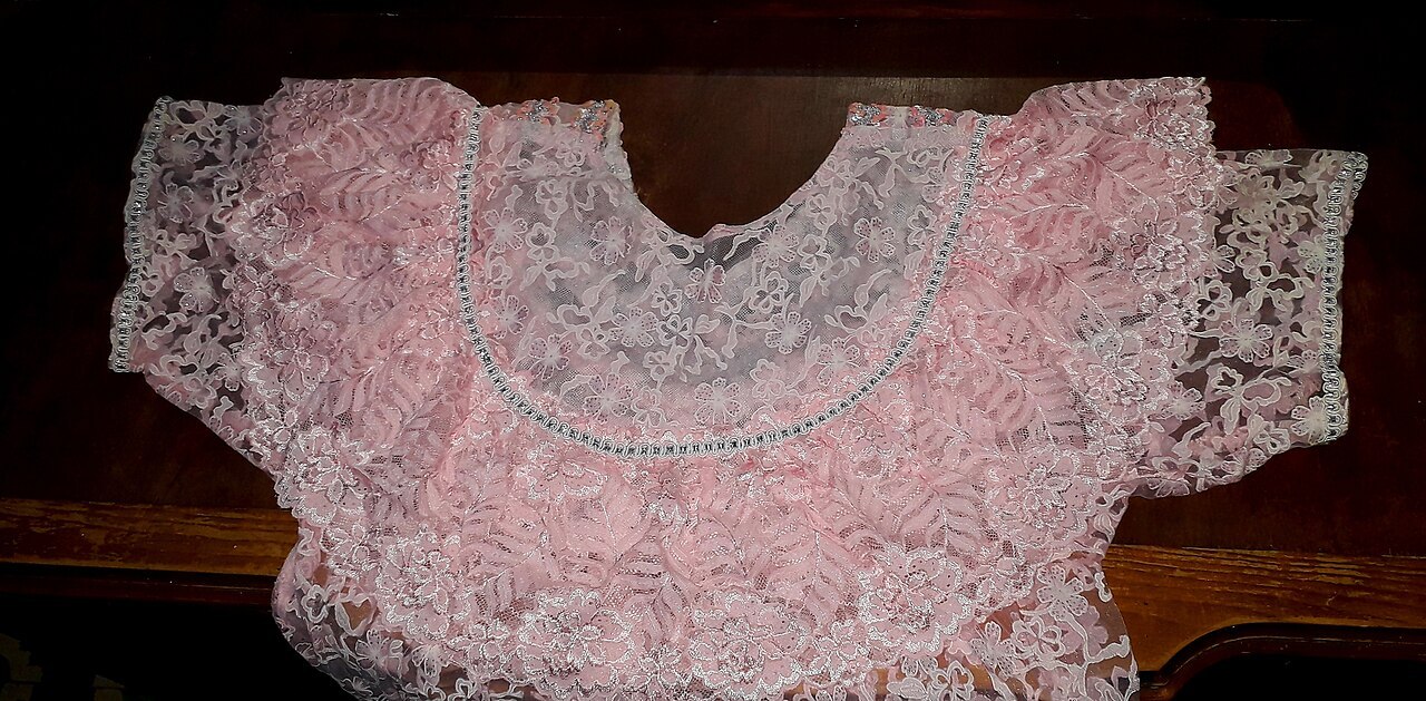 Détail du buste d’un binouar de Sétif de 1985, en étoffe florale rose charb ezdaf.