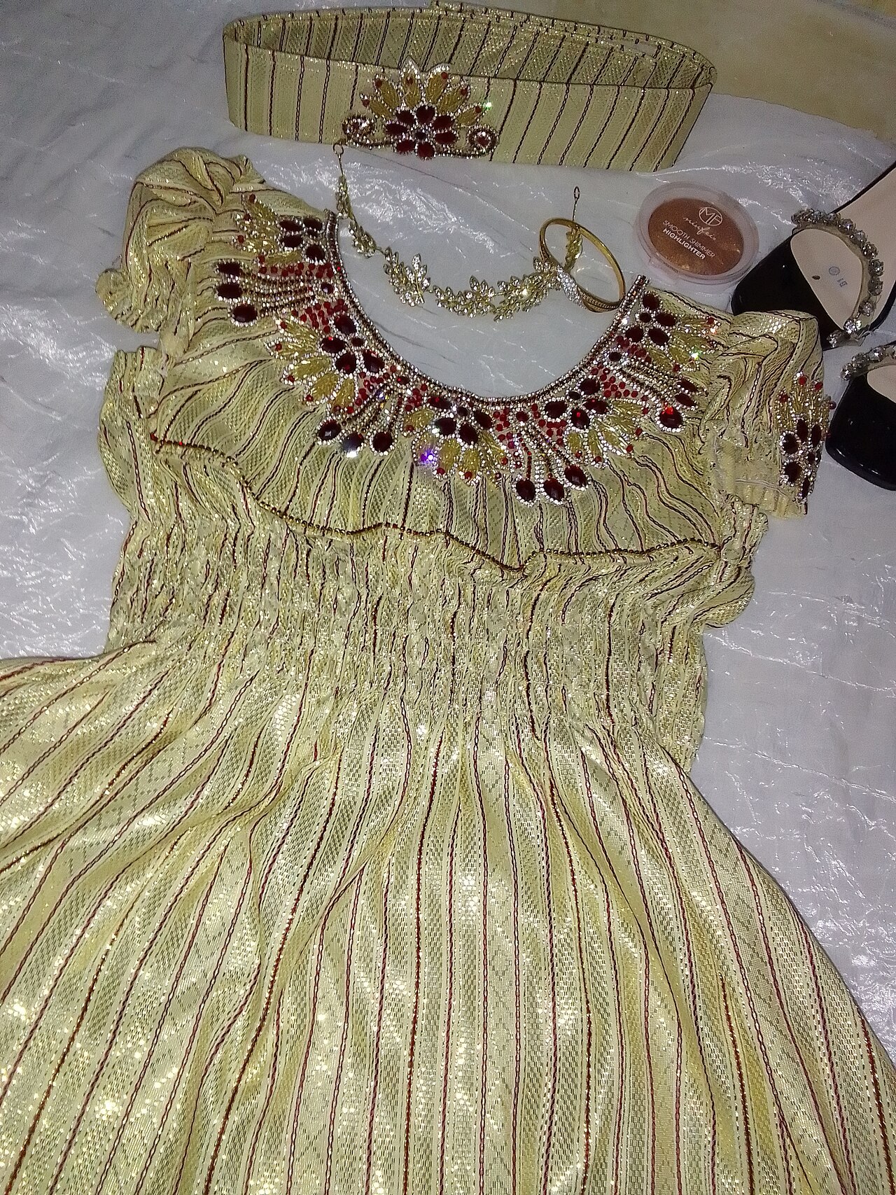 Blousa mensouj tlemcénienne avec sa coiffe et ses ornements.