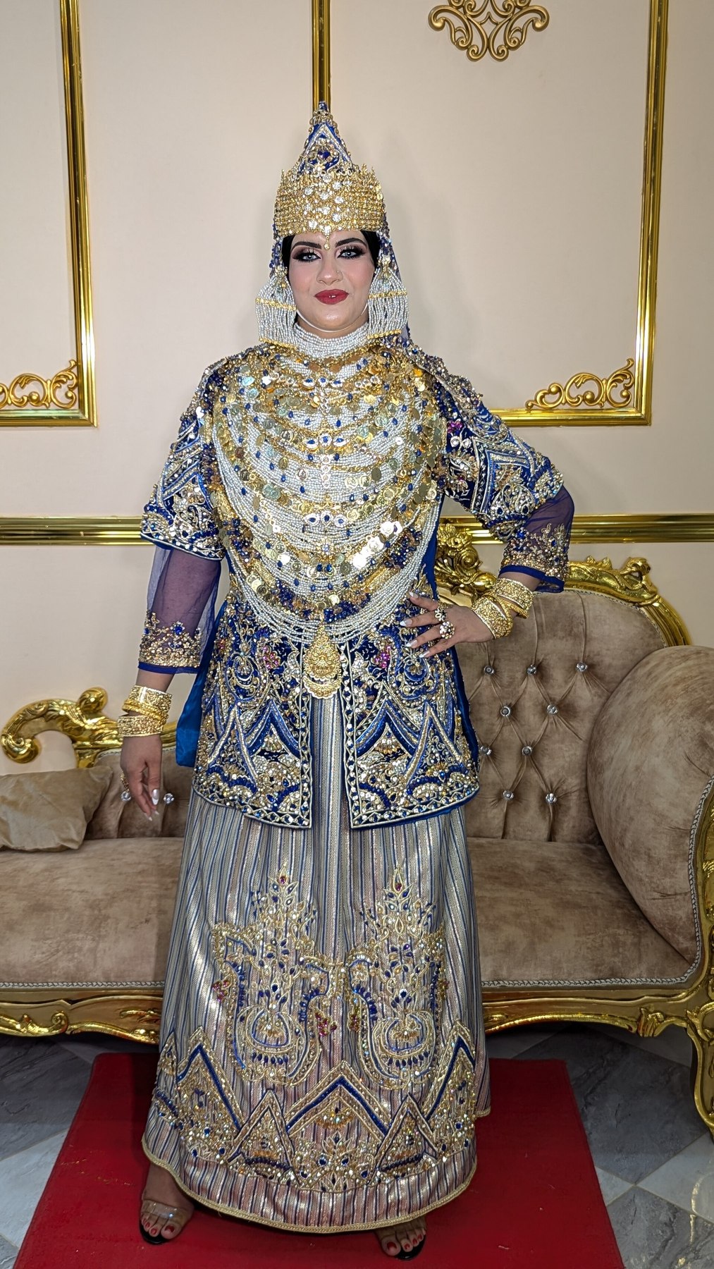 Chedda tlemcénienne contemporaine en bleu, avec sa coiffe et sa parure.