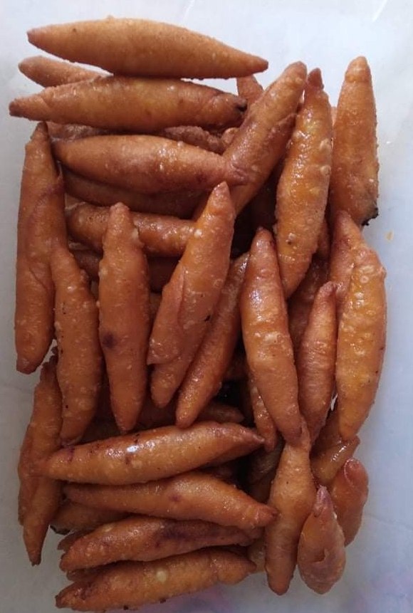 Cigares algériens aux amandes : pâtisserie roulée et nappée de miel.