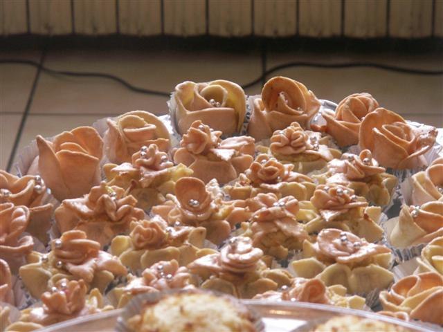 Dziriettes aux amandes, entourées de pâte finement plissée.