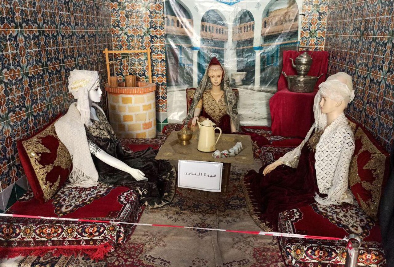 Gandouras de Constantine brodées, présentées en collection.