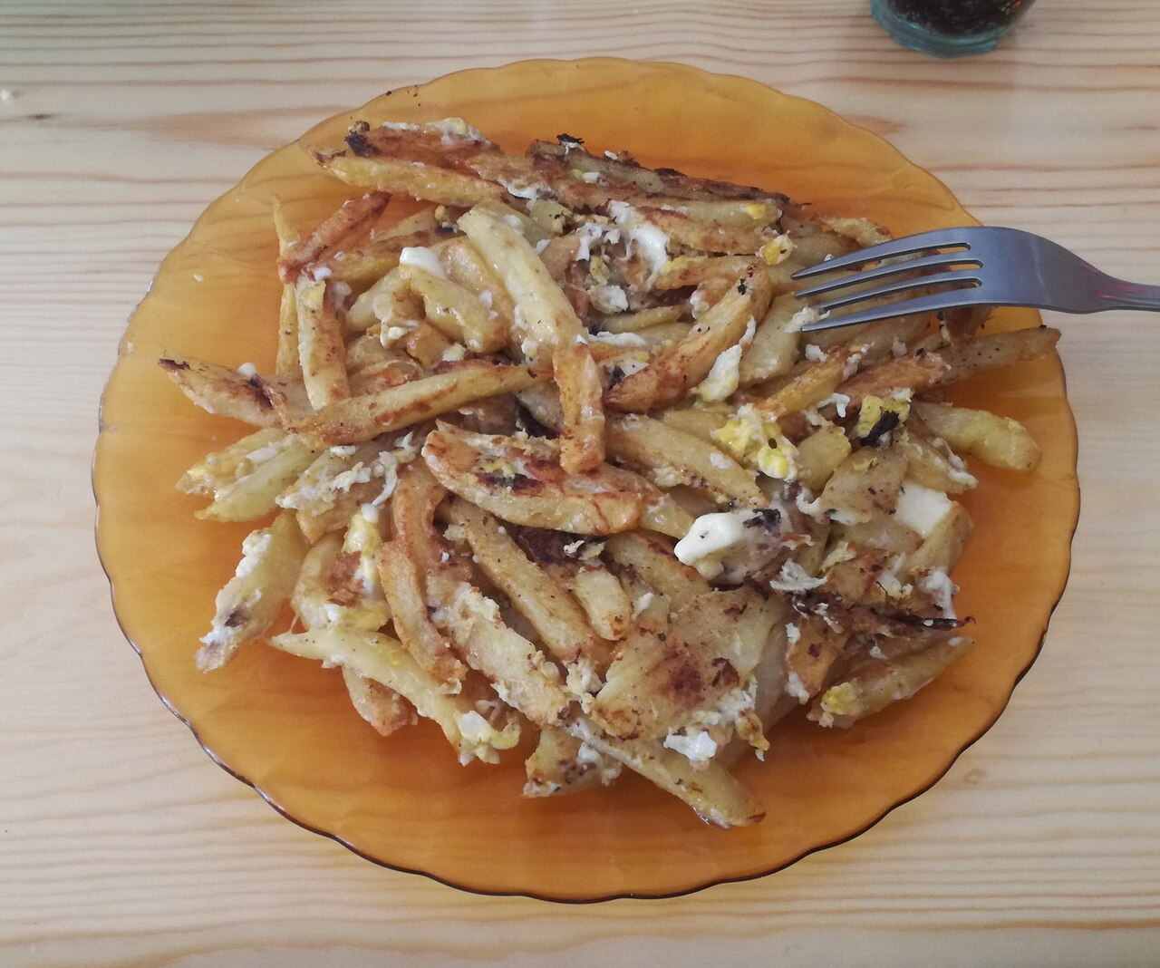 Frites-omelette servies en assiette.