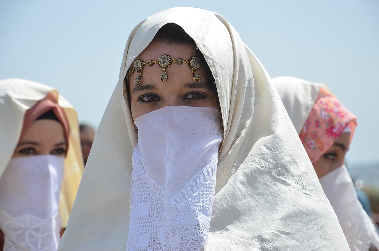 Haïk algérien drapé autour du corps.