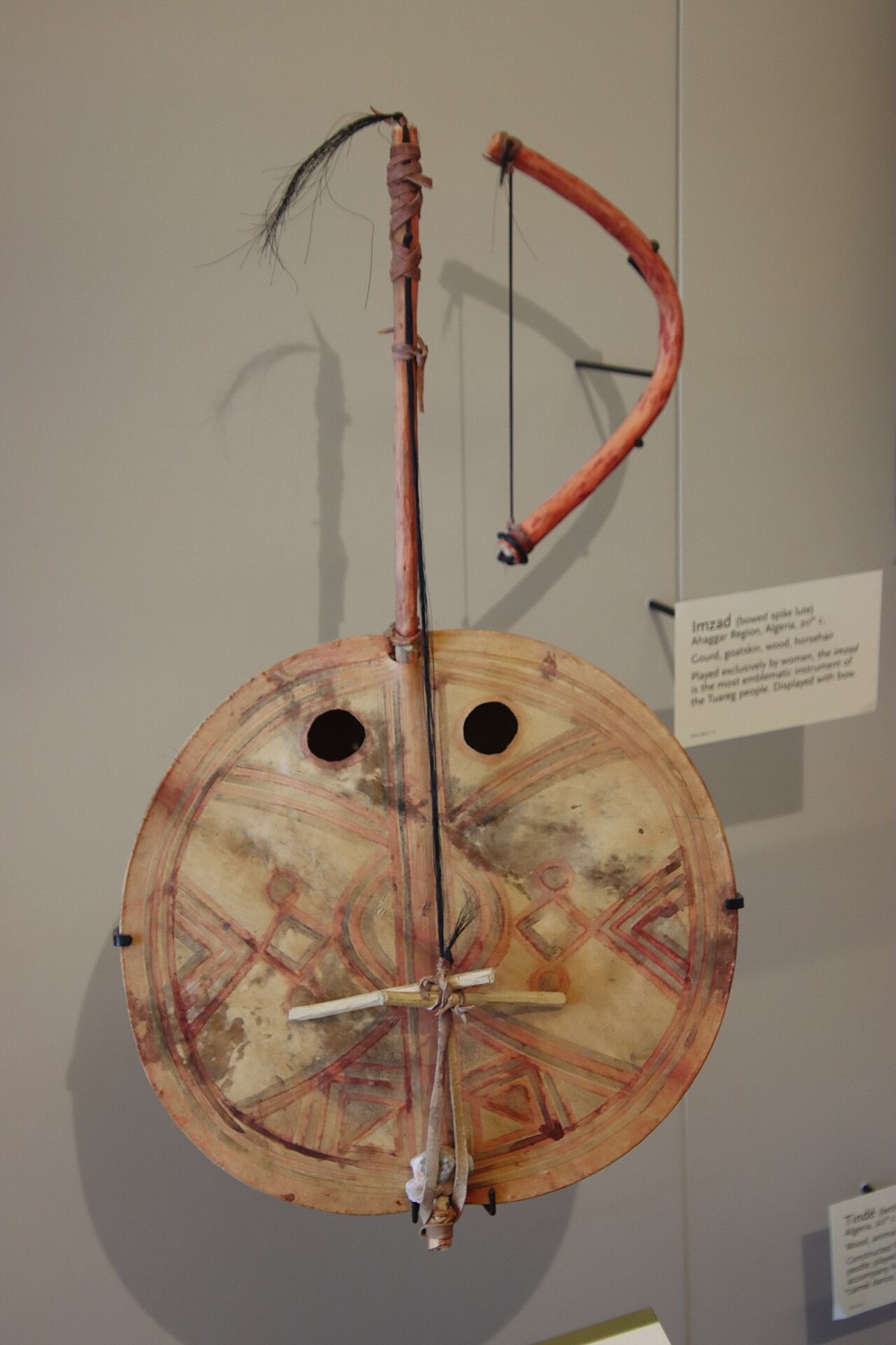 Imzad de l’Ahaggar, instrument du XXe siècle avec son archet, conservé au Musical Instrument Museum de Phoenix.