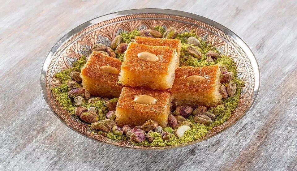 Qalb el louz, gâteau de semoule découpé en parts.