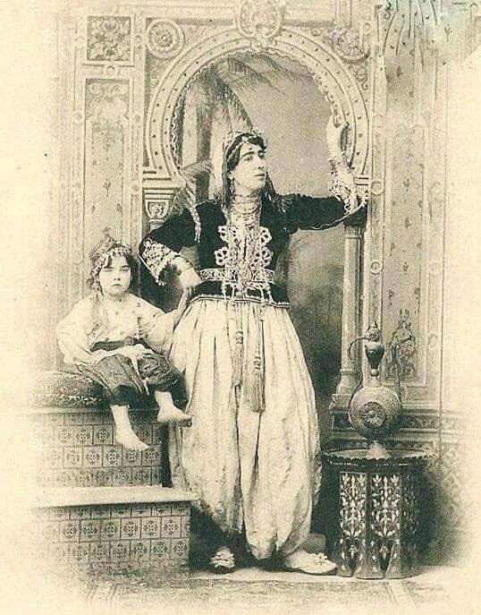 Karakou d’Alger, veste brodée et seroual.