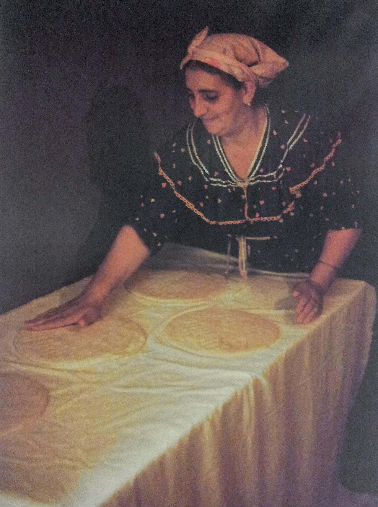 Préparation d’une galette de blé à Aït Hichem, en Kabylie.