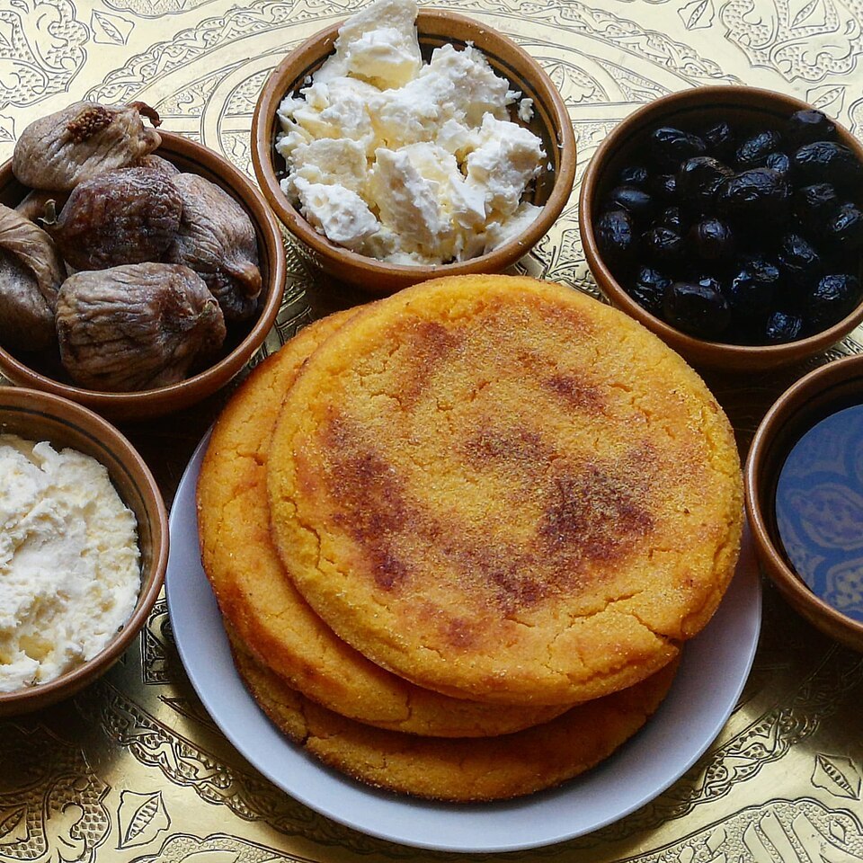 Mbesses algérien, galette de semoule sablée.