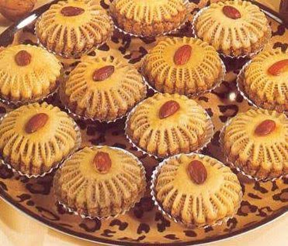 Mchekla algérienne : pâte fine et garniture de fruits secs.