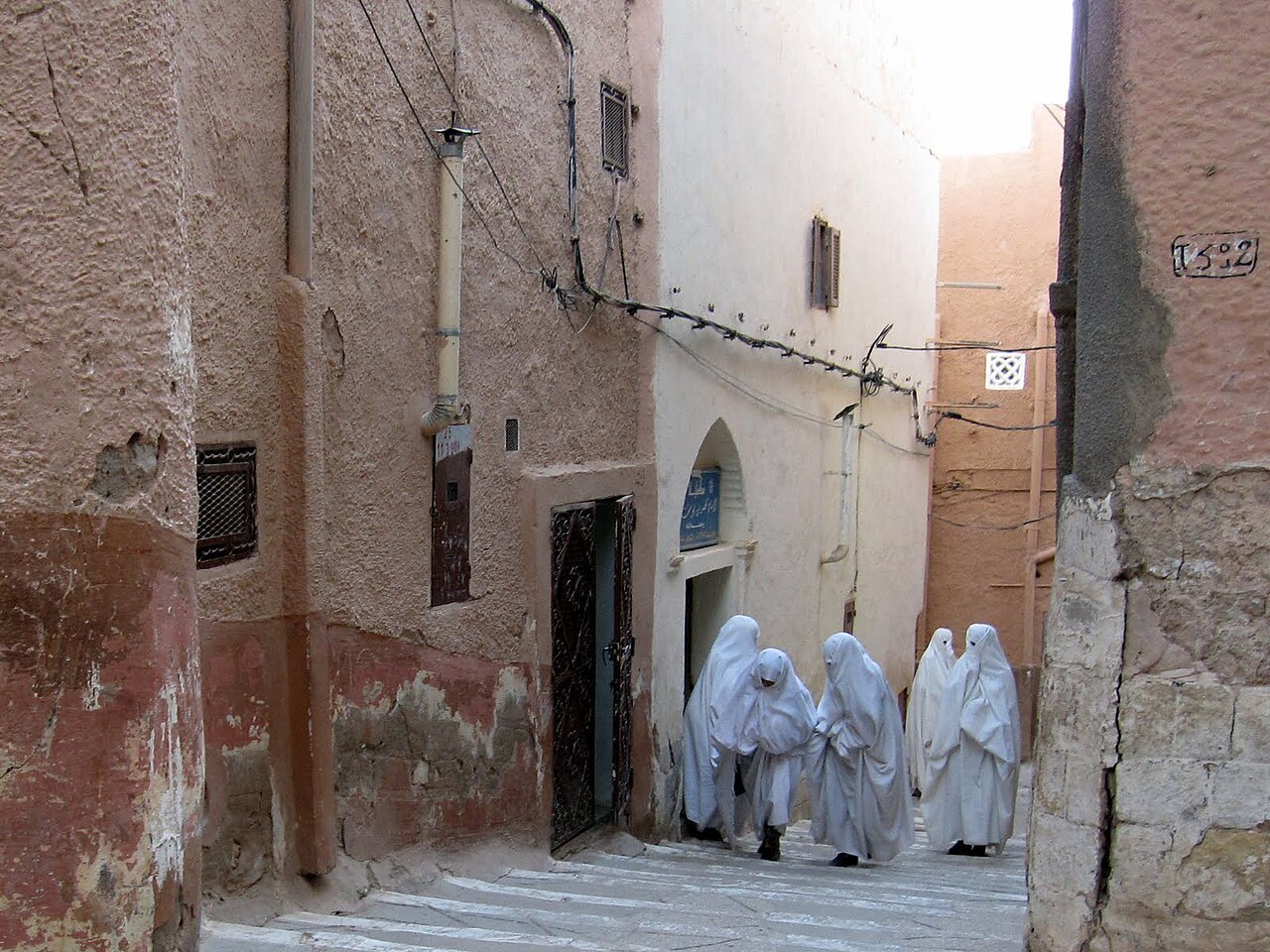 Femmes portant le drapé de sortie à Ghardaïa