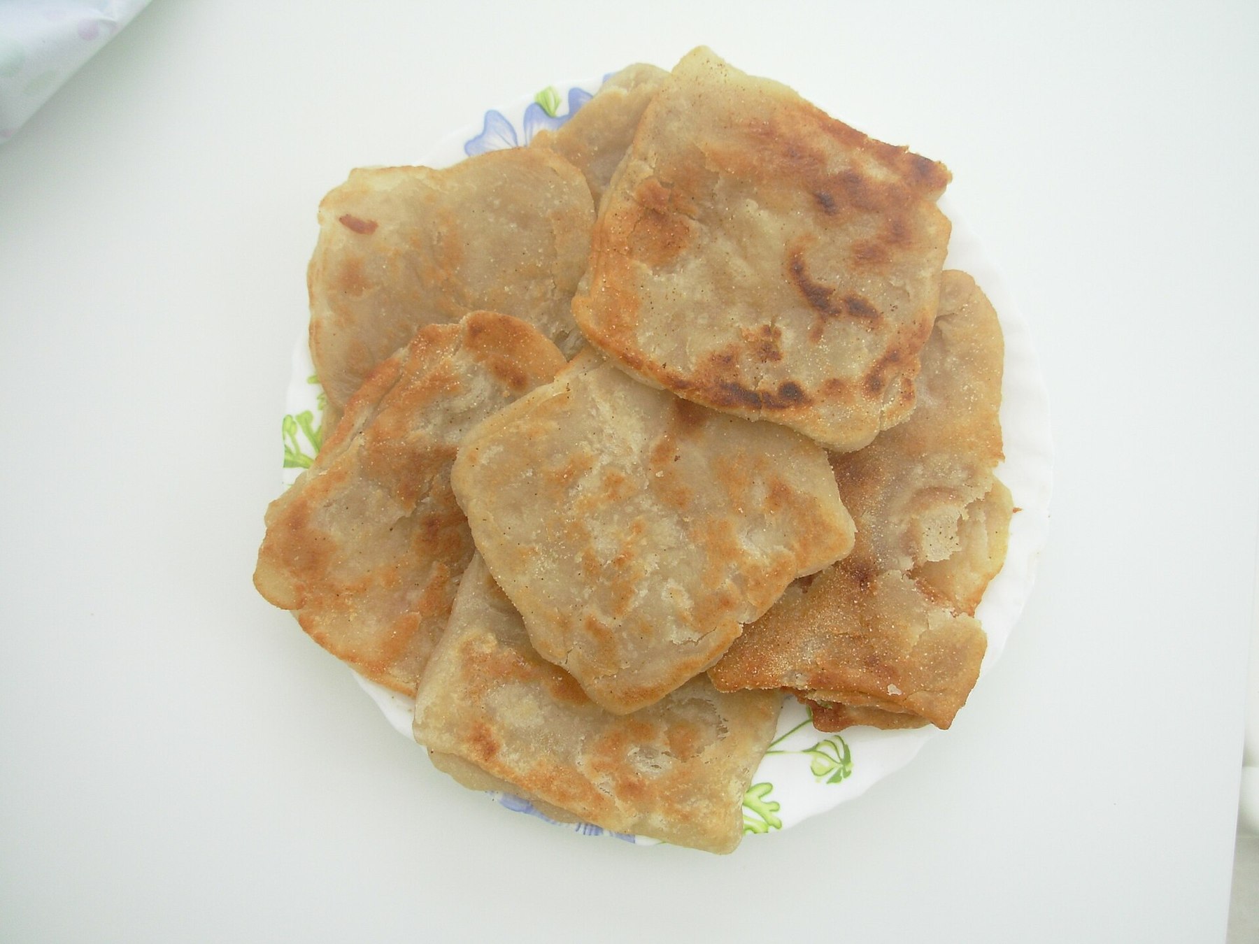 Msemen, feuilles de pâte pliées et dorées.