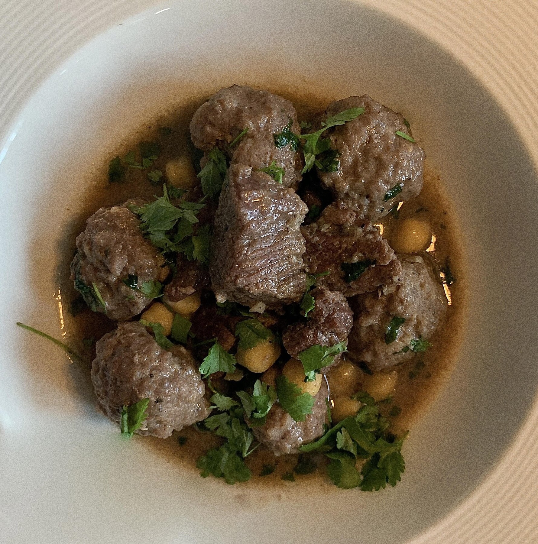 Mtewem algérois, boulettes et viande dans leur sauce à l’ail.