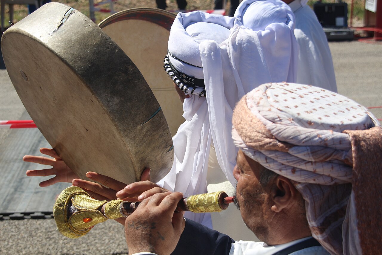 Musiciens chaouis jouant de la gasba et du bendir lors du marathon de Medghassen, en 2018.