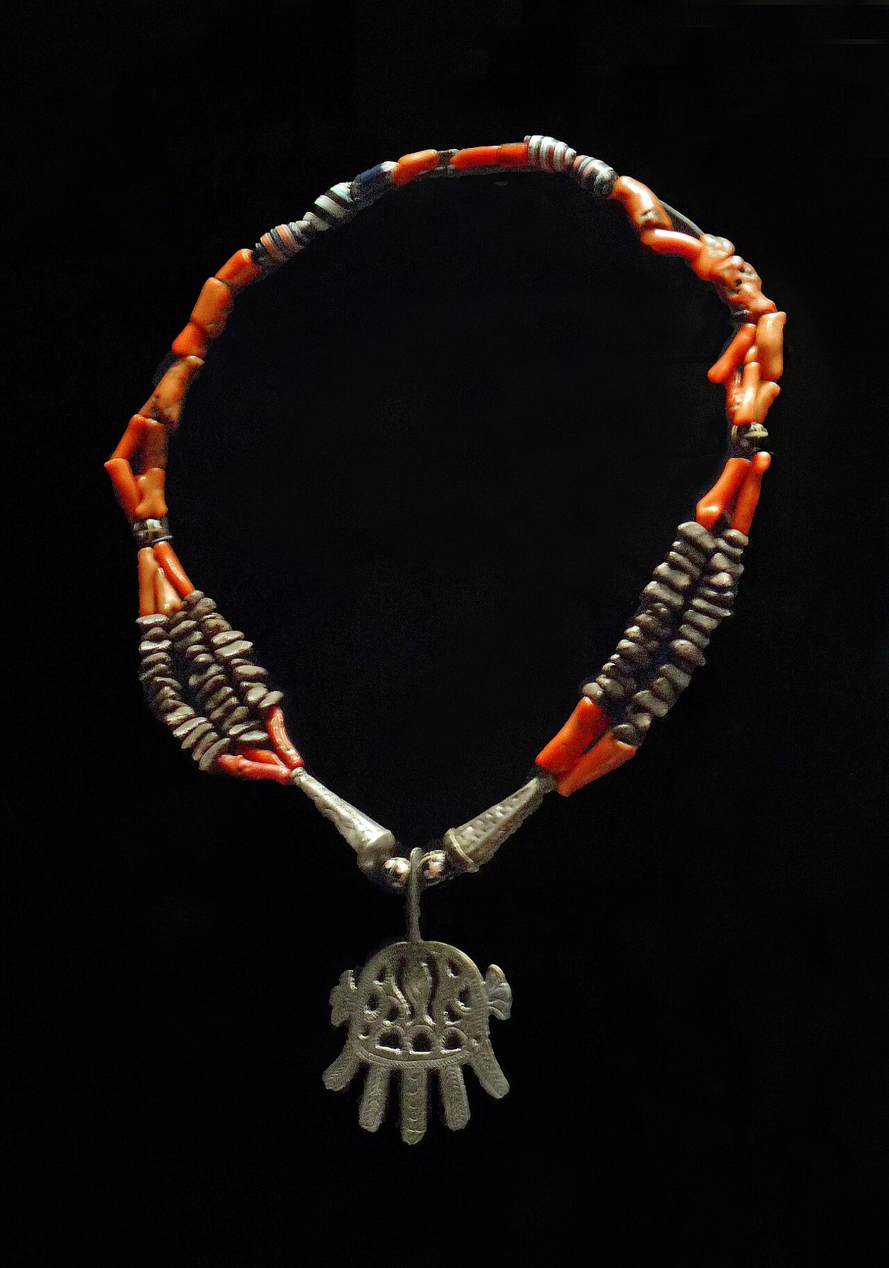 Sqab ou sshab, parure chaouïa des Aurès en corail et métal, conservée au musée du quai Branly.