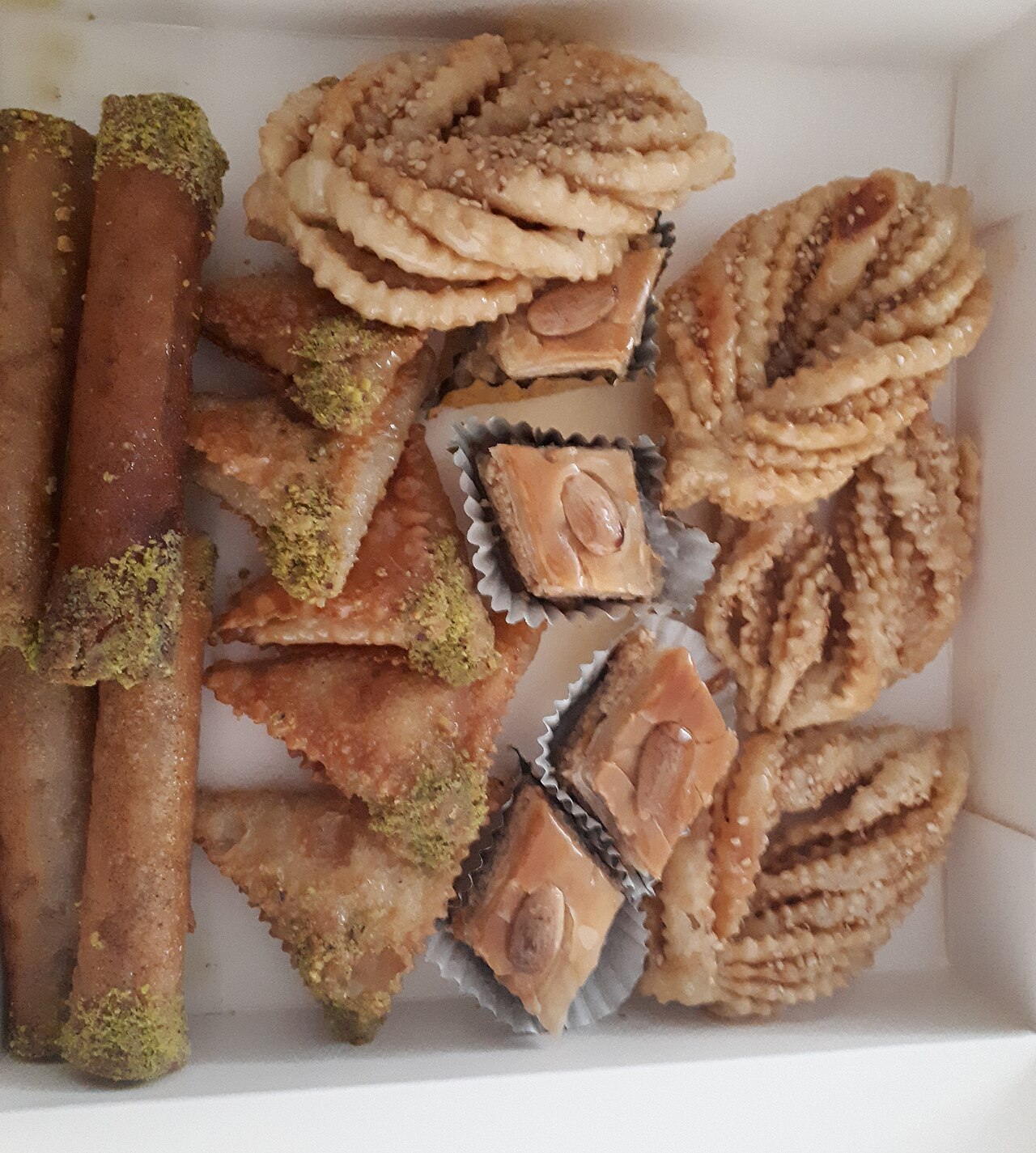 Plateau de pâtisseries algériennes : griwech, baklawa, samssa et cigares.