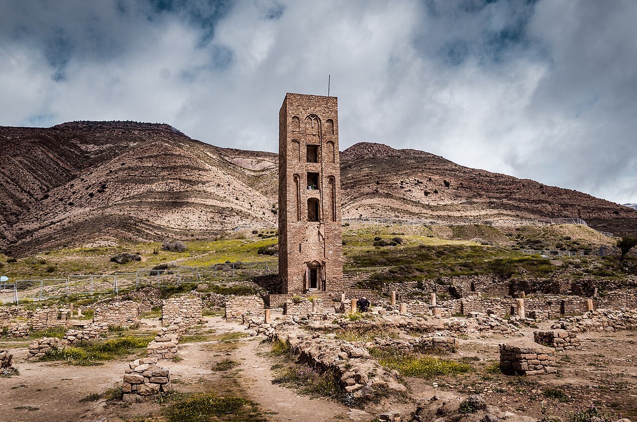 Le minaret de la Qalâa des Béni Hammad.