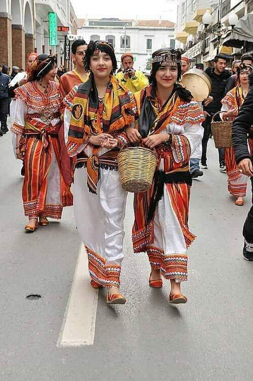 Tenues kabyles lors d’une représentation folklorique.