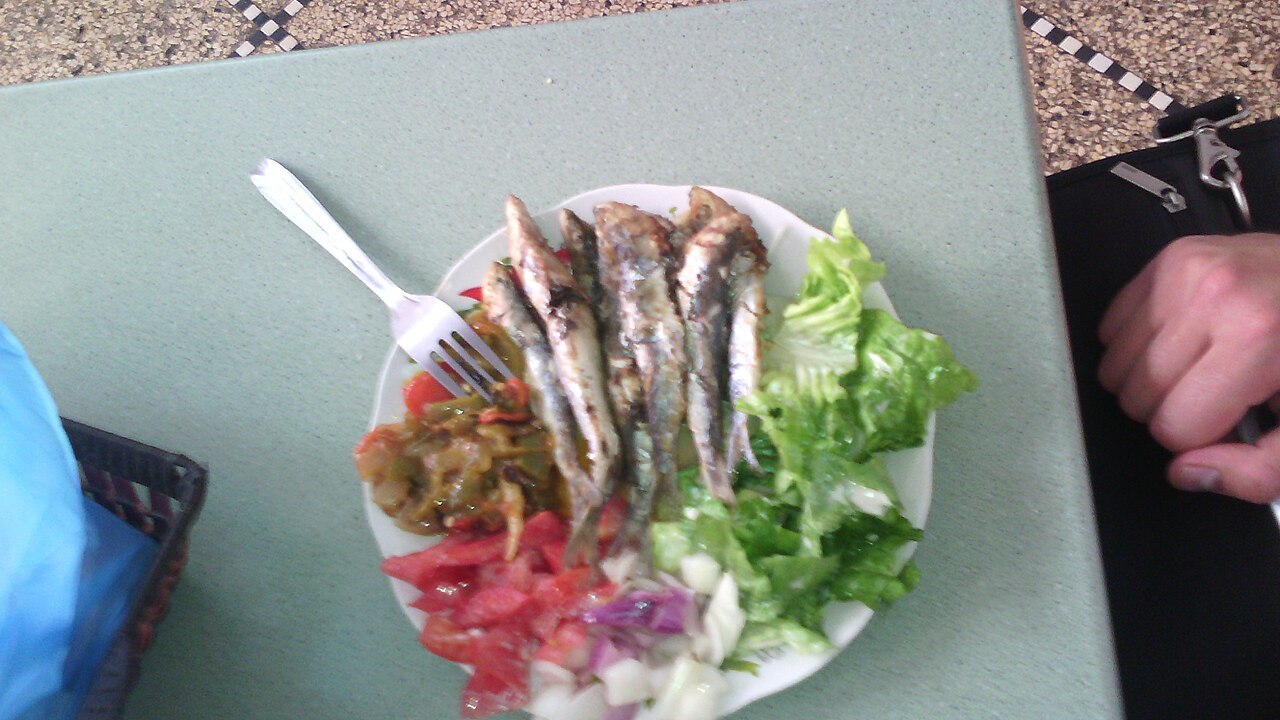 Assiette de sardines préparées sur une table algérienne.