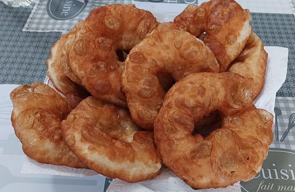 Sfenj en Algérie : forme et texture des beignets.