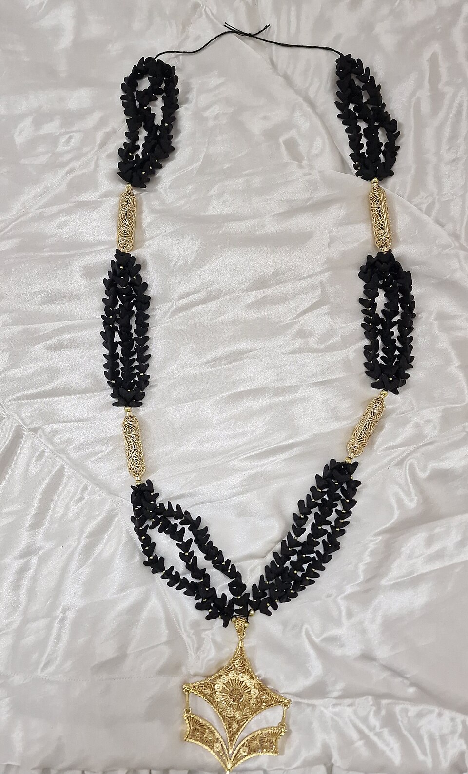 Skhab, collier aux éléments parfumés.