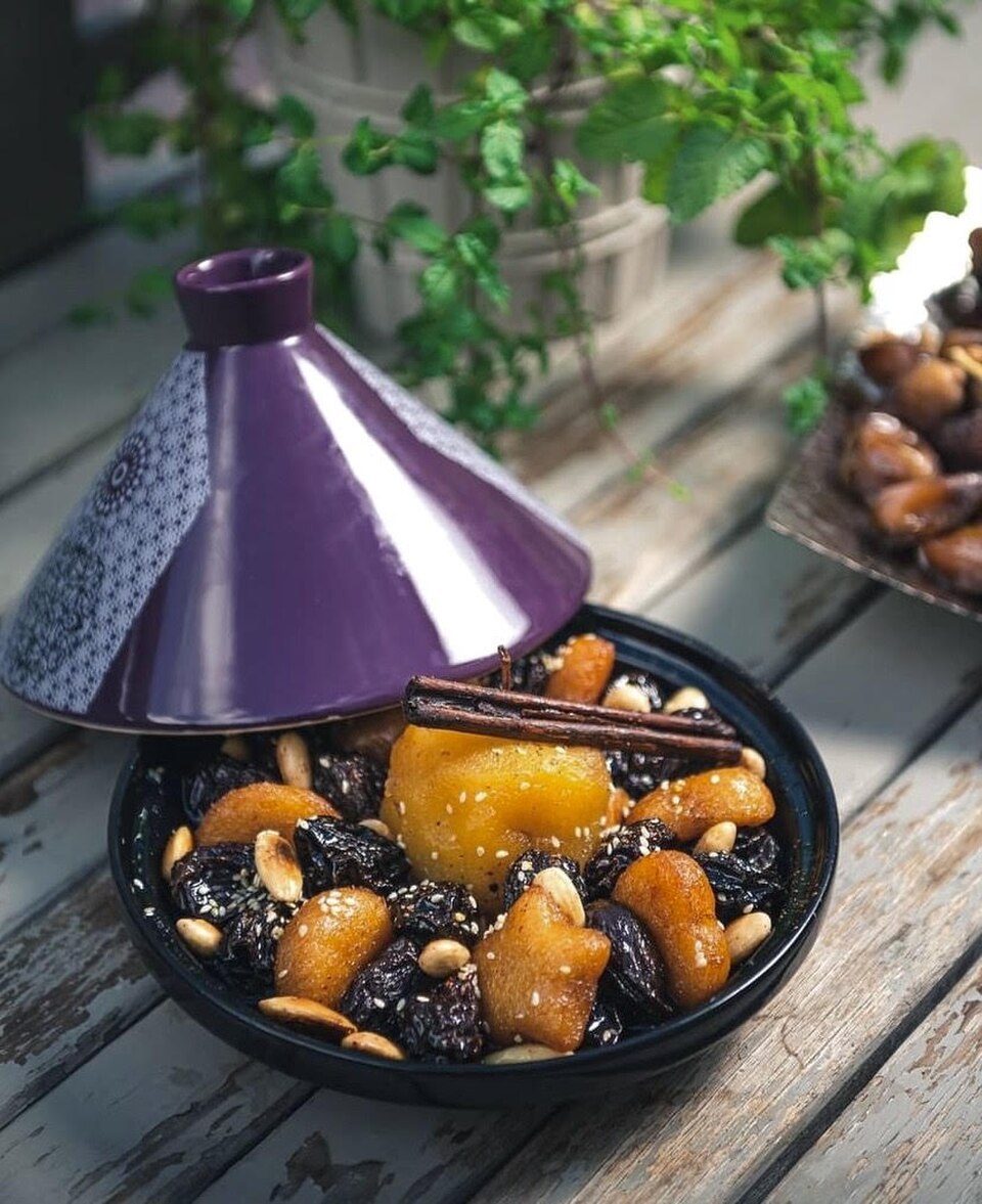 Lham lahlou algérien : viande, pruneaux et fruits secs.