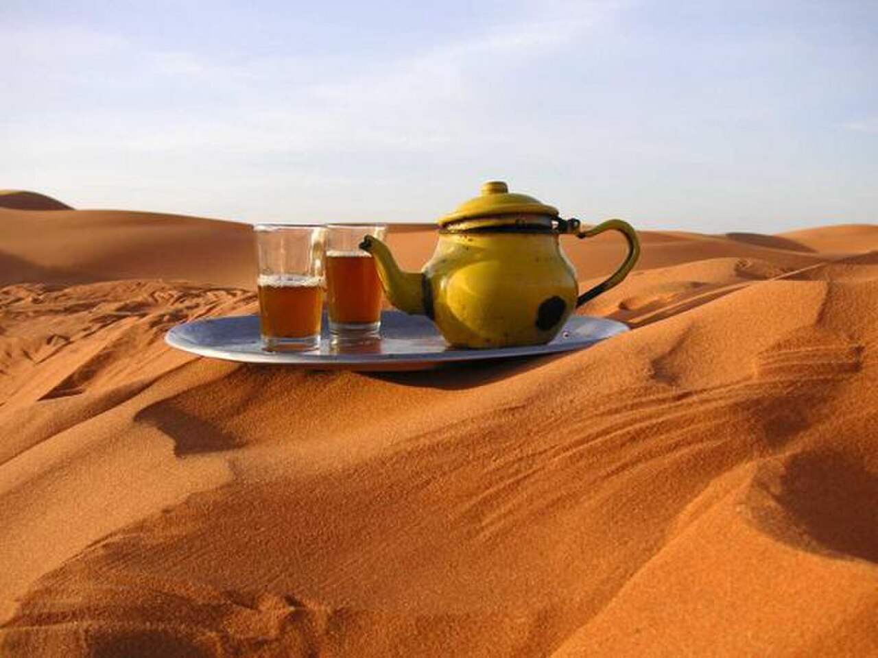 Préparation du thé dans le Sahara algérien