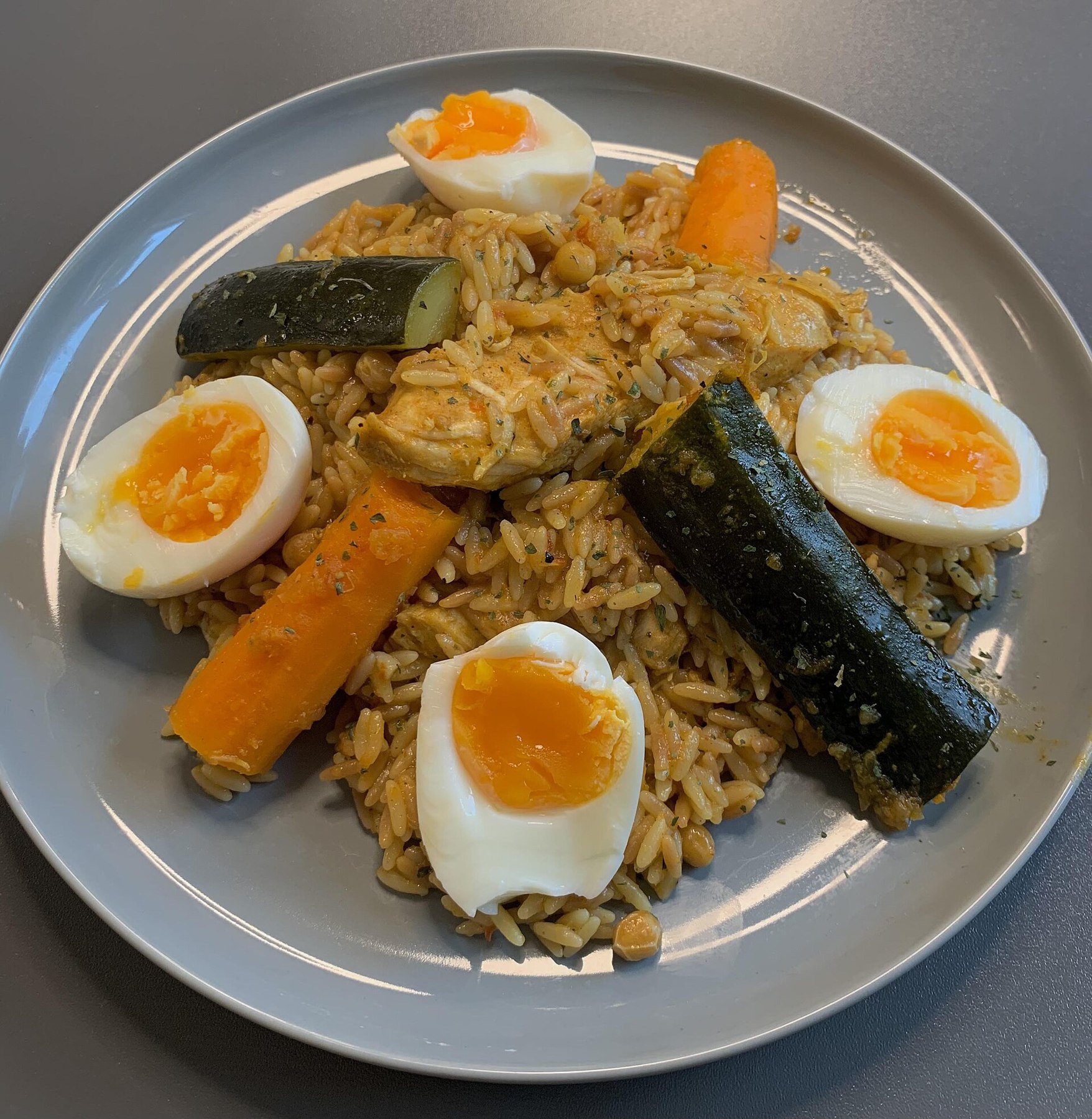 Tlitli algérien, petites pâtes préparées en sauce.